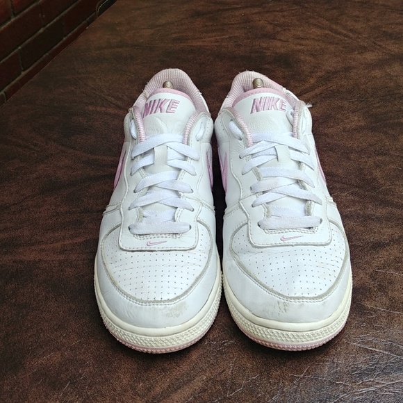 NIKE WHITE LEATHER SHOES SZ 7.5 - Picture 3 of 8